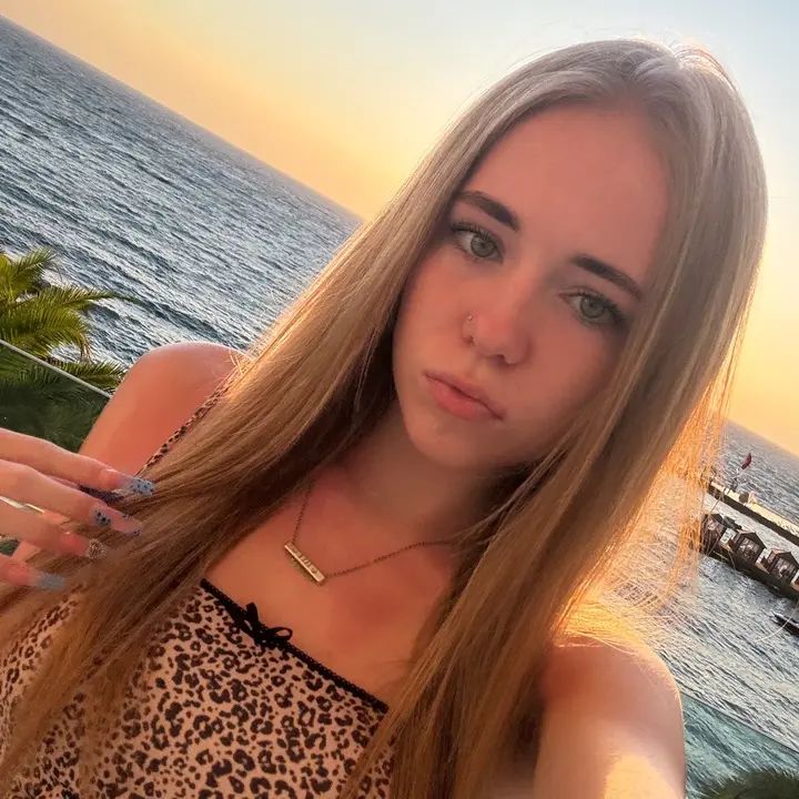 𝐞𝐥𝐥𝐚𝐰𝐢𝐥𝐝𝐞𝐫𝐬👸🏼 - right theree