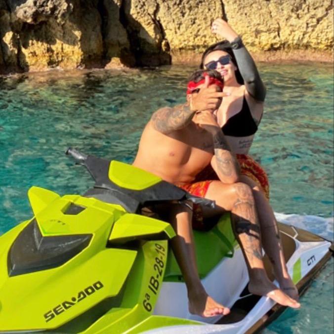 👩🏼‍❤️‍💋‍👨🏻 - audemars